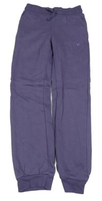 Fialové tepláky s nápisem Famy