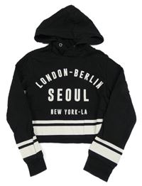 Černá crop mikina s bílými pruhy a nápisem a kapucí H&M