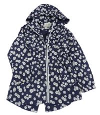 Tmavomodro-bílá květovaná šusťáková jarní bunda s kapucí Matalan