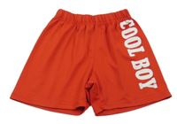 Červené sportovní kraťasy s bílým nápisem 