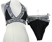 Dámské černé dvoudílné plavky s logy PrettyLittle Thing