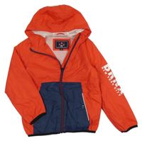 Červeno-tmavomodrá šusťáková jarní bunda s nápisem a kapucí C&A