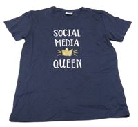 Tmavomodré tričko s nápisem a korunkou Y.F.K.