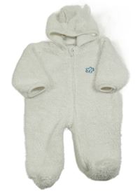 Bílá chlupatá kombinéza s nášivkou a kapucí Ergee