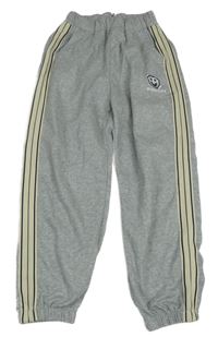 Světlešedé tepláky s výšivkou a proužkem