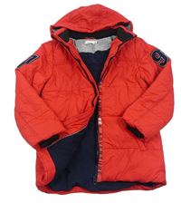 Červená prošívaná šusťáková zimní bunda s nápisy a čísly a kapucí name it.