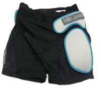 Černo-bílé sportovní kraťasy s chrániči
