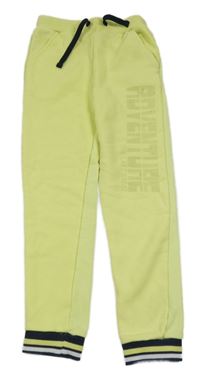 Neonově žluté tepláky s nápisem 