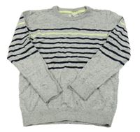 Šedý svetr s černými proužky 