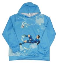 Azurová sportovní mikina s fotbalistou a kapucí 