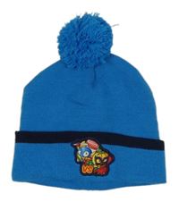 Modrá čepice s nášivkou a bambulí 