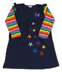 Tmavomodré šaty s hvězdičkami a motýlkem a volánky a barevnými pruhovanými rukávy