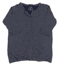 Tmavomodré triko s bílými hvězdičkami 