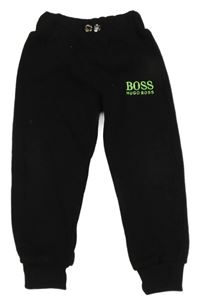 Černé tepláky s nápisem Hugo Boss