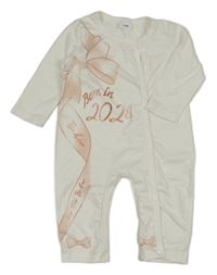 Bílý overal se stuhou a nápisem 