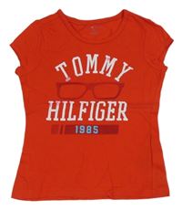 Červené tričko s nápisem a brýlemi Tommy Hilfiger