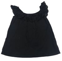 Černý crop top s volánkem s madeirou V BY VERY