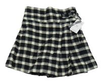 Nové - černo-bílé kostkované teplé kraťasy se sukní a přezkou