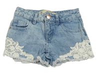 Světlemodré šisované riflové kraťasy s krajkou s květy Denim Co.