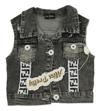 Nové - tmavošedá crop riflová vesta s nápisem z flitrů 