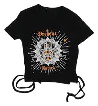 Černo-bílo-oranžové žebrované crop tričko s potiskem 