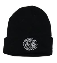 Černá pletená čepice s bílou výšivkou 