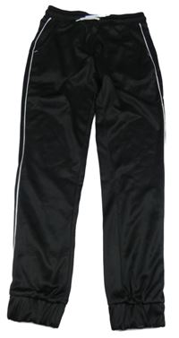 Černé sportovní kalhoty s proužkem 