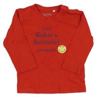 Červené triko s nápisem a smajlíkem