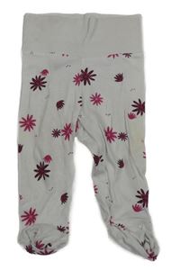 Bílé polodupky s květy lupilu