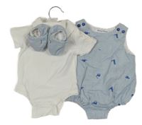 Nové - 3 set - bílé body + světlemodré laclové kraťasy s dinosaury + capáčky 