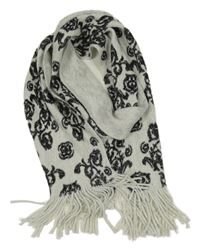 Stříbřitě šedo-černá vzorovaná pletená šála s třásněmi 