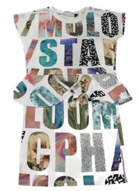 Bílé elastické šaty s nápisy a volánkem 