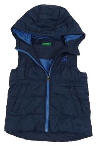 Tmavomodrá šusťáková zateplená vesta s logem a kapucí Benetton