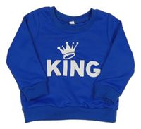 Modrá mikina s nápisem 