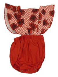 Červené kraťasy s laclem a květy