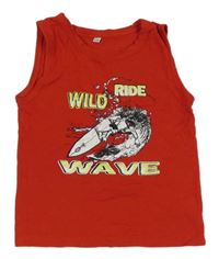 Červené tílko se surfařem 