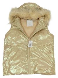 Nové - světlebéžová metalická prošívaná šusťáková zateplená vesta s kapucí s kožešinou Matalan