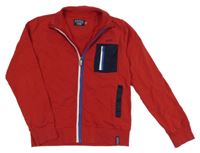 Červená propínací mikina s tmavomodrou kapsou 