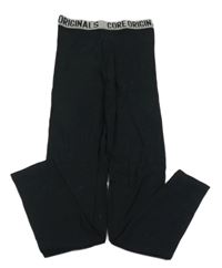 Černé legíny s nápisem v pase 