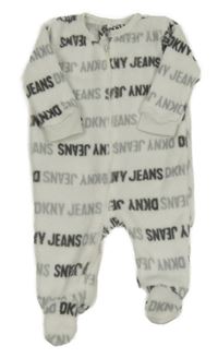 Bílý chlupatý overal s logy DKNY