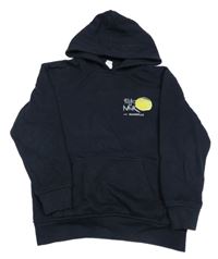 Tmavomodrá mikina s potiskem a kapucí