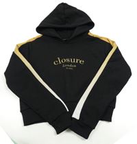 Černá crop mikina s okrovým pruhem a nápisem a kapucí 