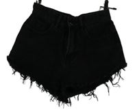 Dámské černé riflové roztřepené kraťasy 