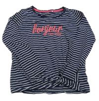 Tmavomodro-bílé pruhované triko s nápisem Yigga