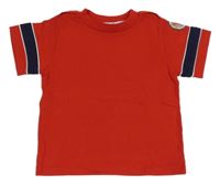 Červené tričko s pruhy 