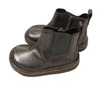 Stříbrné kožené kožačky Clarks vel. 20