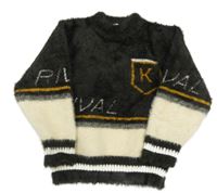 Černo-smetanový chlupatý svetr s nápisy a erbem