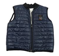 Tmavomodrá prošívaná šusťáková zateplená vesta s nášivkou