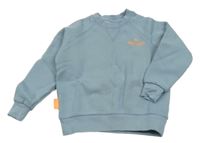 Modrá mikina s nápisem