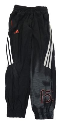 Černo-šedé sportovní tepláky s pruhy a logem Adidas